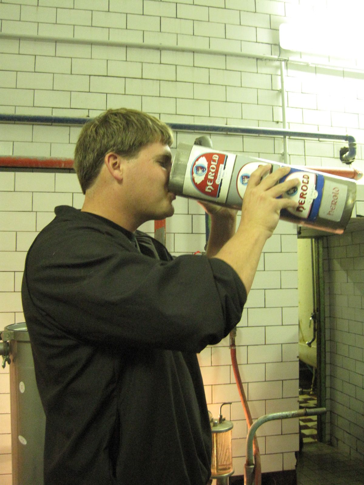 how to drink from a large beer glass