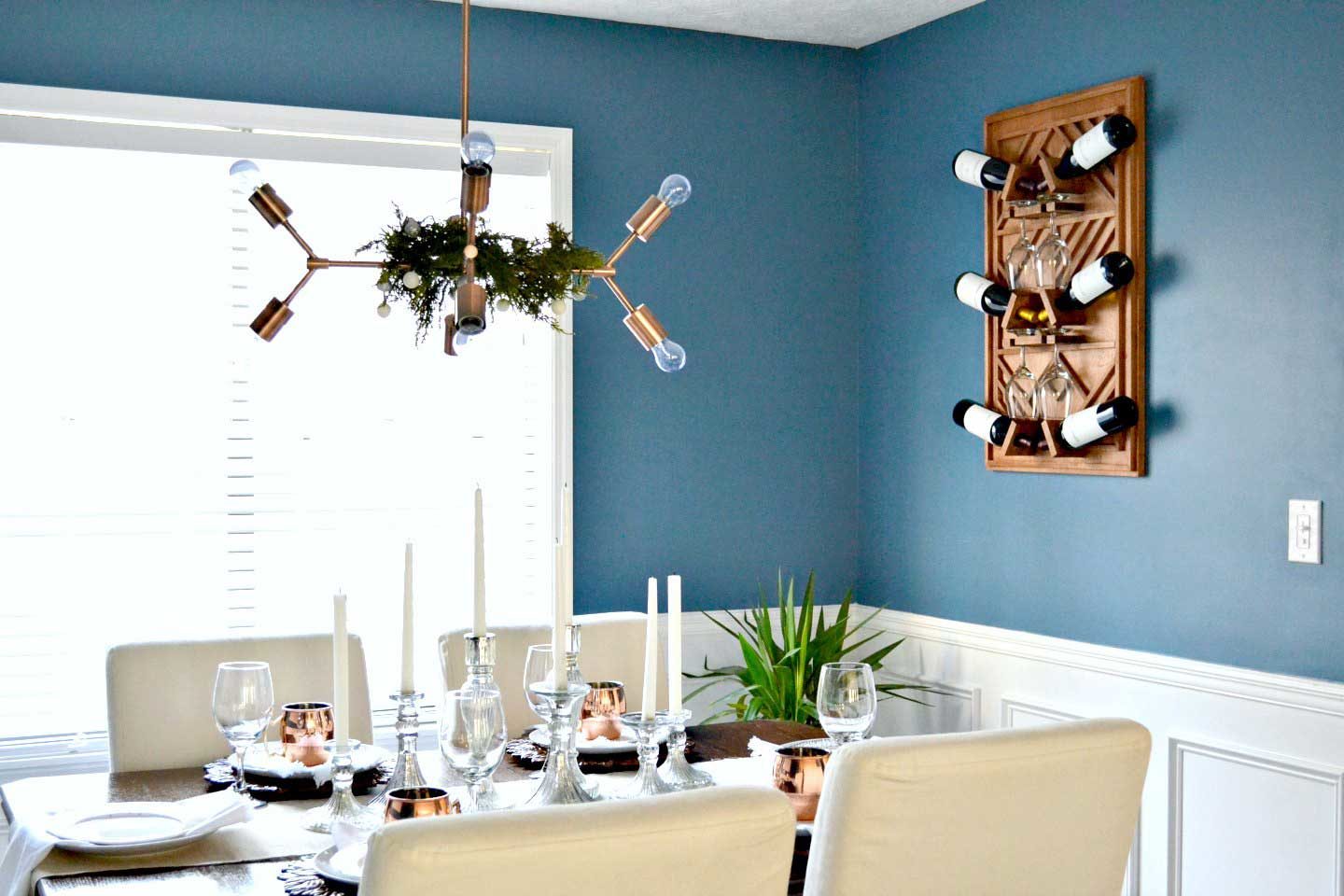 Christmas-dining-room-decor-with-copper-mugs