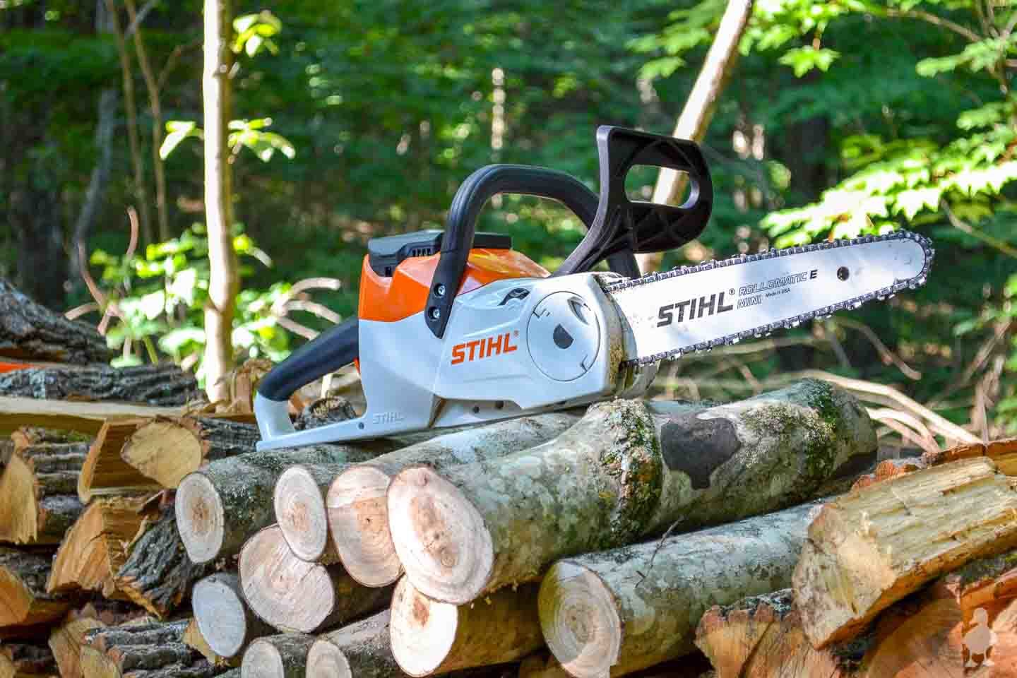 Chaindaw stihl sur un gros tas de bois
