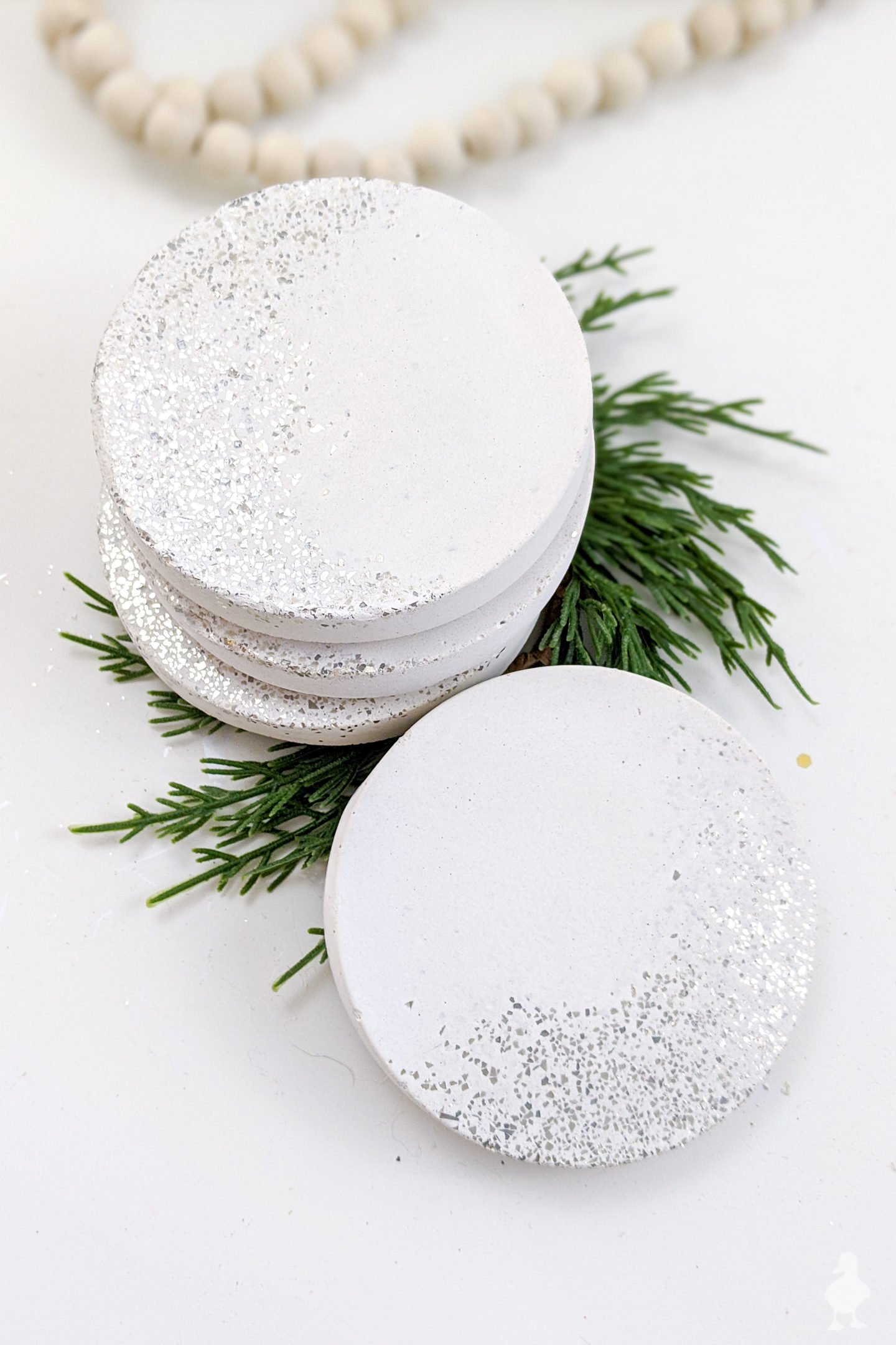 Sliver glitter white concrete coasters make a great glittery addition to Christmas decor. Also a good party hostess gift or NYE decor! #newyears #concrete #glitter #whiteconcrete #hostess #partydecoration #bohochristmas