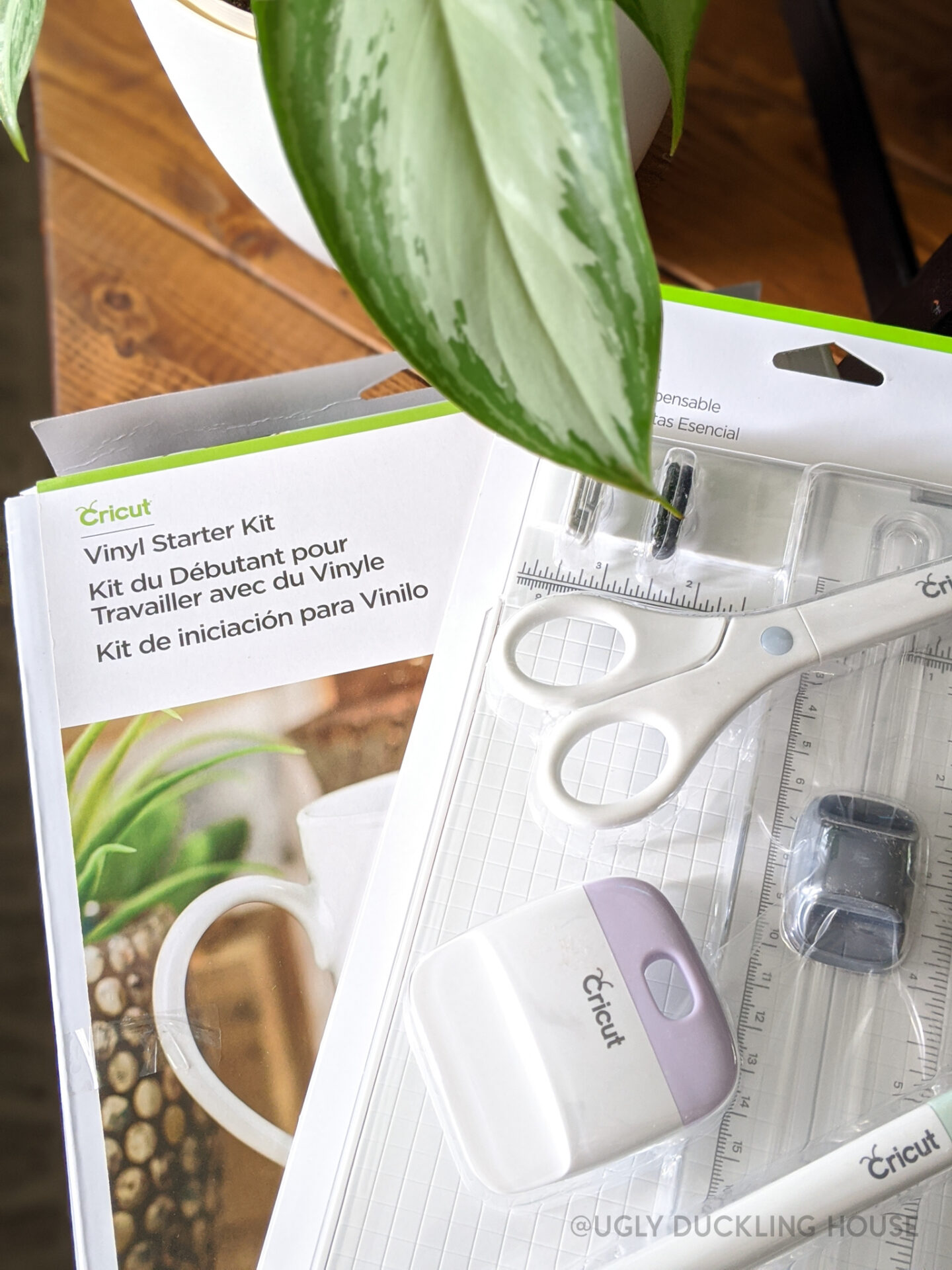 Cricut vinyl and starter tool set